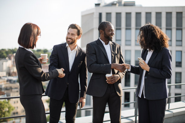 成功的辩论后，投资者微笑着握手图片下载