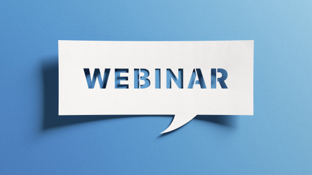 在线研讨会：在线教育、会议、课程、互联网会议，通过网络观看直播的通信技术，团队合作、远程工作、在线学习概念剪纸蓝色背景图片下载