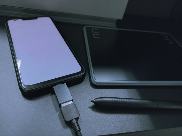 智能手机和平板电脑绘图板与数字笔触控笔。图片下载