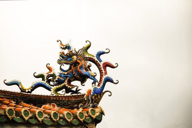 屋顶上的龙雕塑图片下载