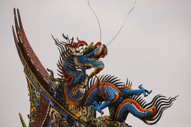 屋顶上的龙雕塑图片下载