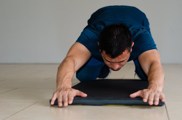 一个人在室内和复印室做瑜伽的照片图片下载