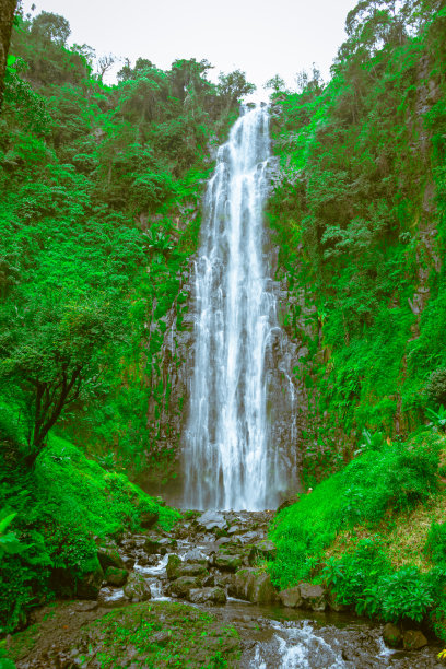 夏天的马泰杜尼瀑布图片下载