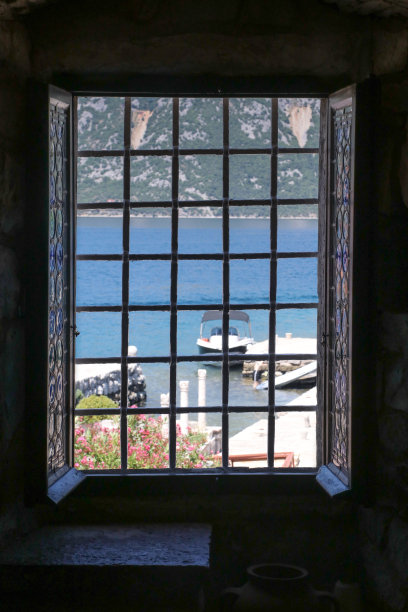 透过窗栅，夏日美景一览无余图片下载