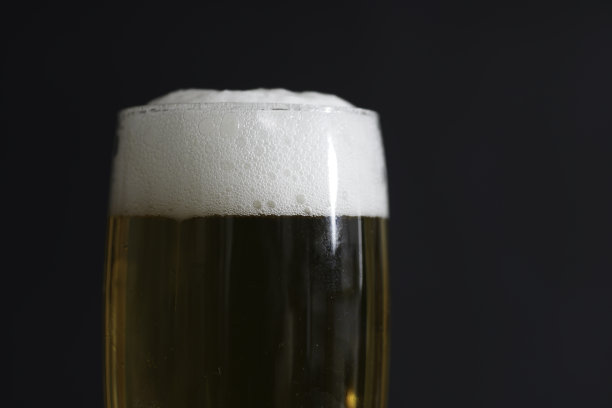 带泡沫的啤酒在摄影棚里拍摄图片下载