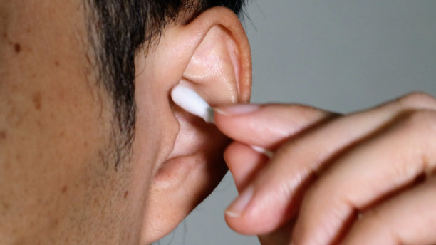 用棉签清洁耳朵的人图片下载