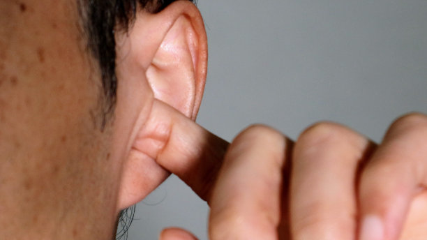 一个人抓耳挠耳的特写图片下载