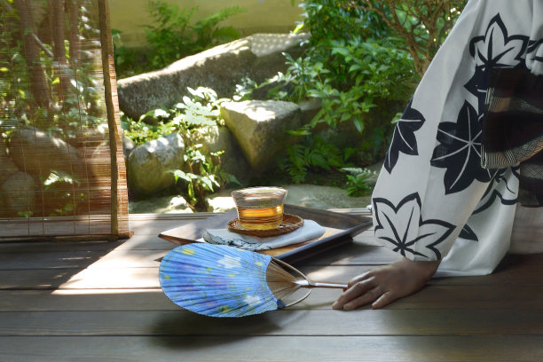 日式阳台上的女人和一杯茶图片下载