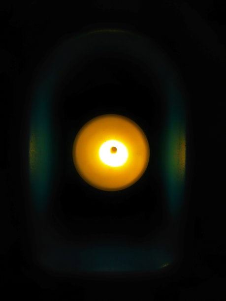 黑暗背景上的烛光图片下载