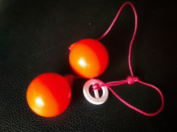 暗色背景下的红色炮球图片下载