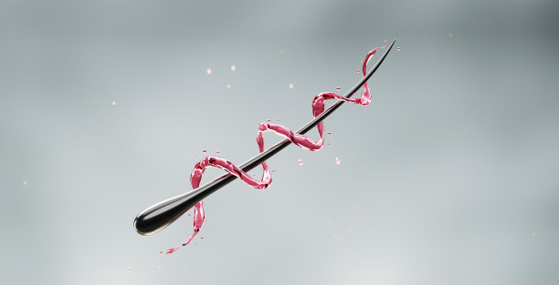 用洗发水或精华液滋养头发。库存图片图片下载