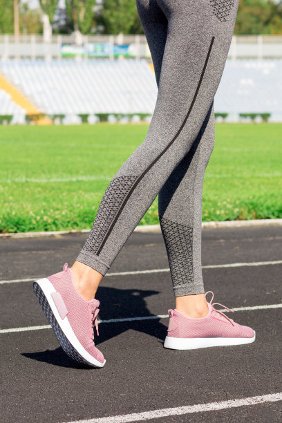 准备好了。起跑线上女运动员鞋子的特写照片。女孩在体育场跑道上，准备跑步。运动与健康理念图片下载