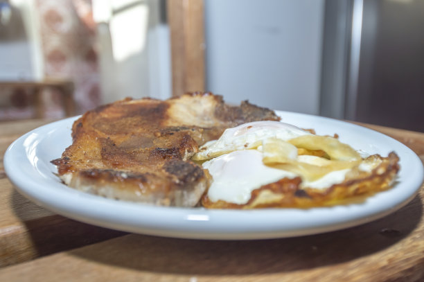 自制食物以米饭、鸡蛋、猪肉、花椰菜等美食为主，自制食物理念以自然光为主图片下载
