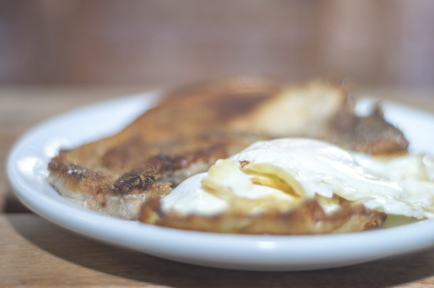 自制食物以米饭、鸡蛋、猪肉、花椰菜等美食为主，自制食物理念以自然光为主图片下载