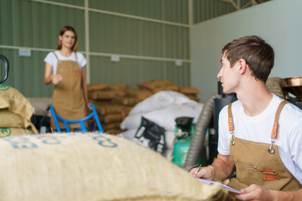 检查产品库存的工人。图片下载