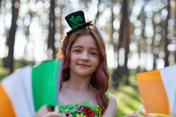 可爱的小女孩庆祝圣帕特里克节。3月17日，一个快乐的小学生穿着传统的爱尔兰服装图片下载