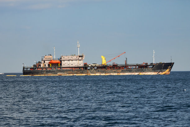 一艘商船在晴朗的天气里航行在蔚蓝的海面上。图片下载