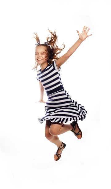 女孩在白色背景上跳跃图片下载