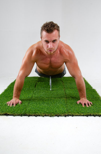 年轻帅气的教练在摄影棚里摆姿势。图片下载