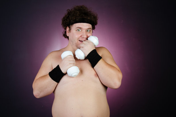 节食的滑稽胖子。健康的生活方式和运动。图片下载