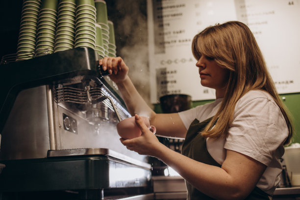 咖啡机的维护、清洁。热蒸汽和水图片下载