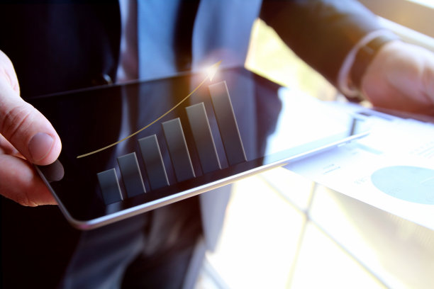 平板电脑上的商人分析图表。虚拟图表显示增长图片下载