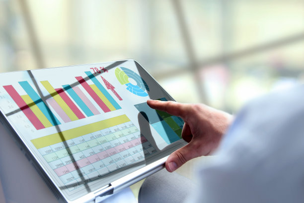 商人在笔记本电脑上工作和分析财务数据。图片下载