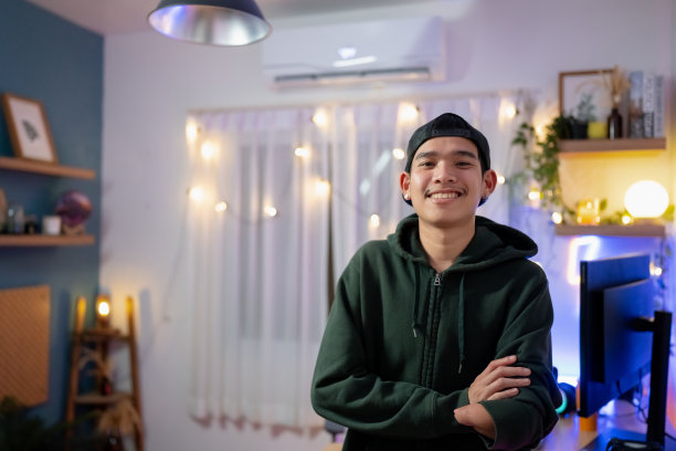 电子竞技选手与网友一起玩游戏的照片。图片下载