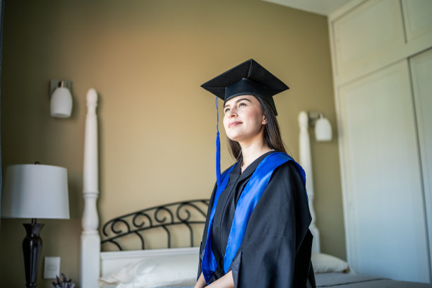 年轻的大学毕业生在家里的卧室里沉思图片下载