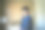 年轻的大学毕业生在家里的卧室里沉思图片下载