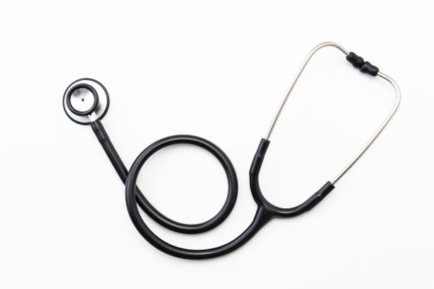 白色背景听诊器。图片下载