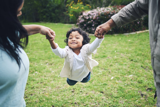 孩子，父母和手牵着手在花园的乐趣，在户外与游戏结合在肖像。快乐，父亲和母亲在公园里旋转，自由或家庭在夏天与飞行与信任。图片下载
