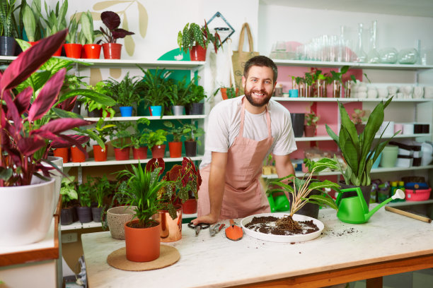 图为年轻的白人男子在工厂车间内的老板工人图片下载