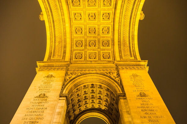 法国巴黎戴高乐广场上灯火通明的凯旋门图片下载