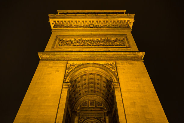 法国巴黎戴高乐广场上灯火通明的凯旋门图片下载