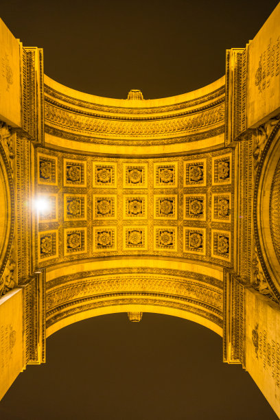 法国巴黎戴高乐广场上灯火通明的凯旋门图片下载