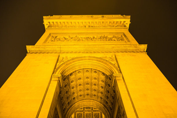 法国巴黎戴高乐广场上灯火通明的凯旋门图片下载