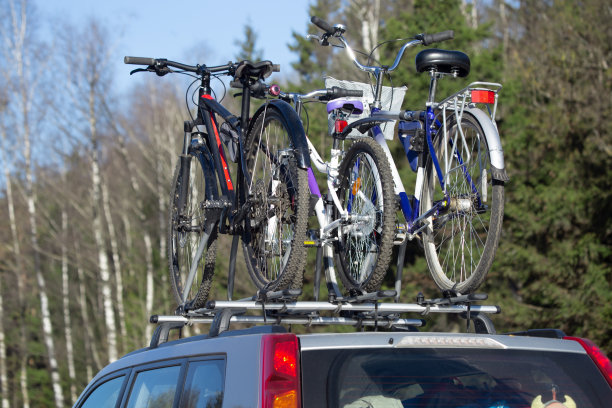 汽车后备箱上三辆自行车的特写。积极的家庭休闲、户外运动理念图片下载