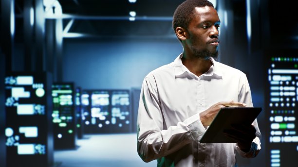 电工检查服务器集线器图片下载