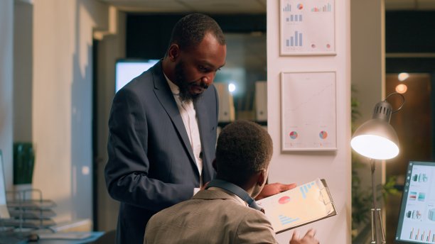 经理打断分心的员工图片下载