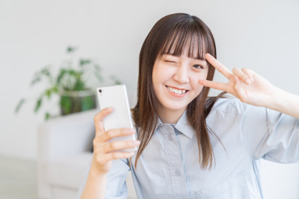 用智能手机的亚洲美女图片下载