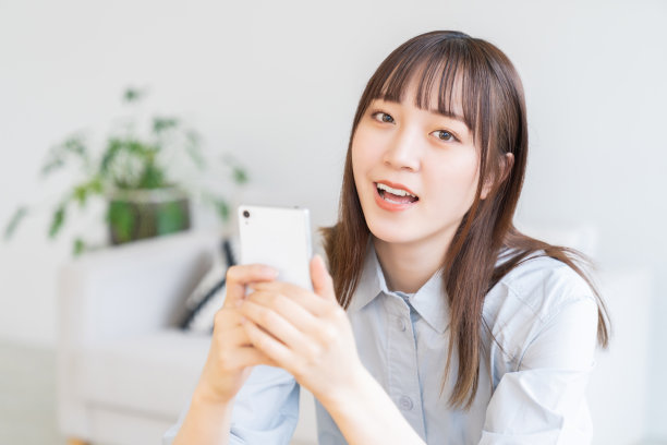 用智能手机的亚洲美女图片下载