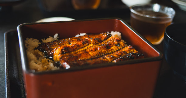 在鳗鱼餐厅里，用酱汁在木炭上烤的鳗鱼看起来很好吃。图片下载