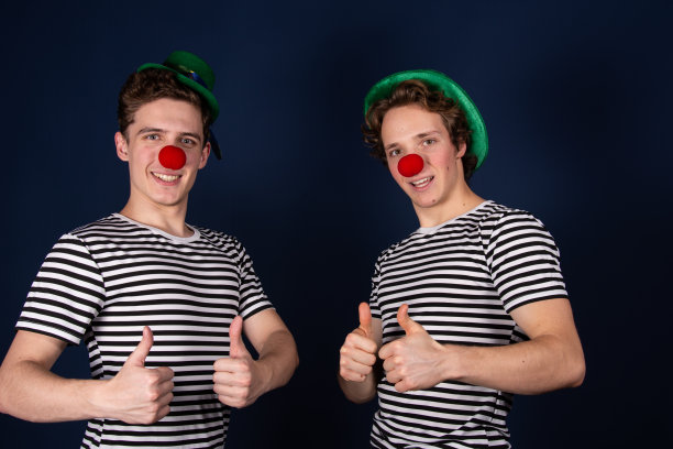 两个穿着小丑服装的帅哥。图片下载
