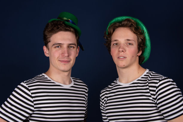 两个穿着小丑服装的帅哥。图片下载