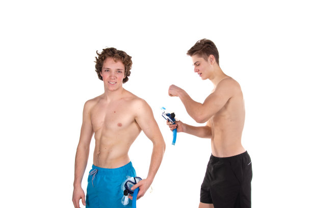 两个年轻帅气的小伙子在潜水。图片下载