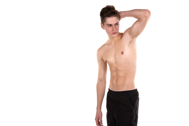 年轻帅气的小伙子在摄影棚里摆姿势。图片下载