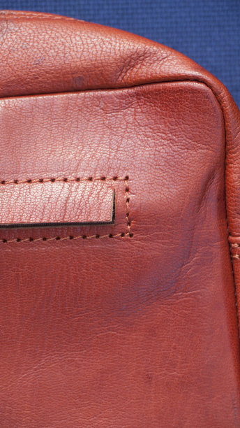 拉链口袋在棕色皮包图片下载