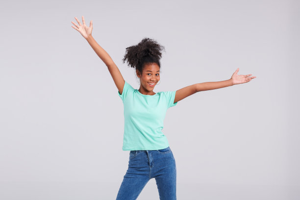 休闲优雅:泰裔美国女性薄荷衬衫时尚造型图片下载