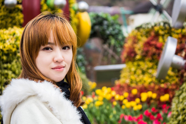 韩国爱宝乐园，一名年轻女子与美丽的花朵合影图片下载